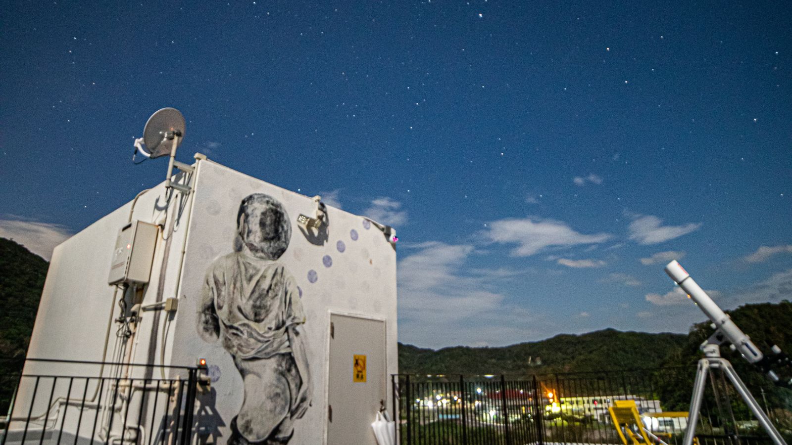 屋上から望む星空