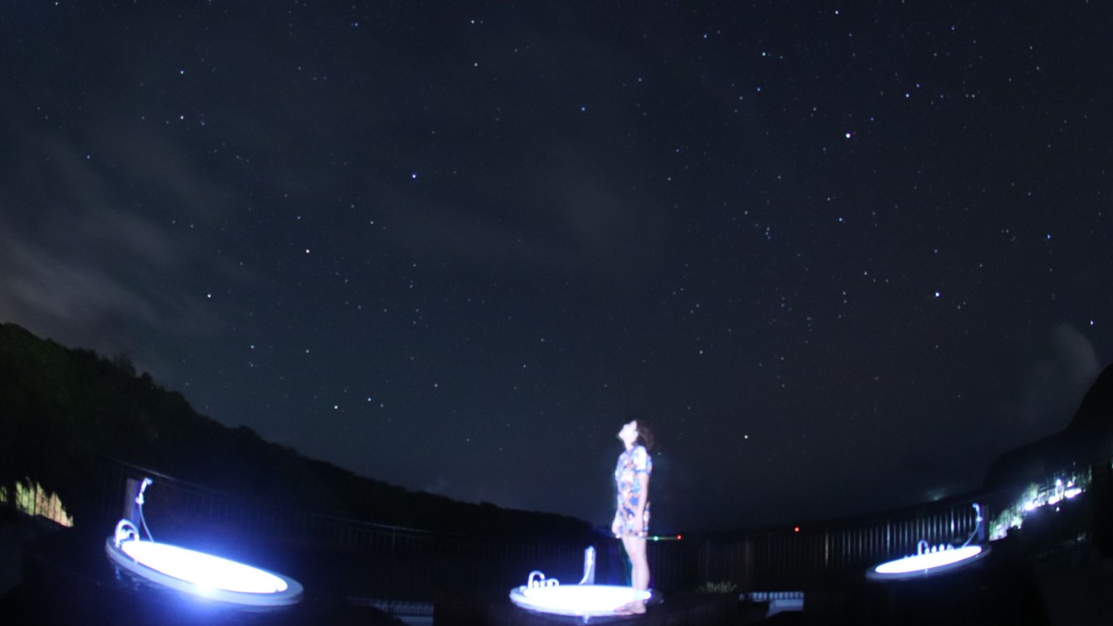 屋上から望む星空