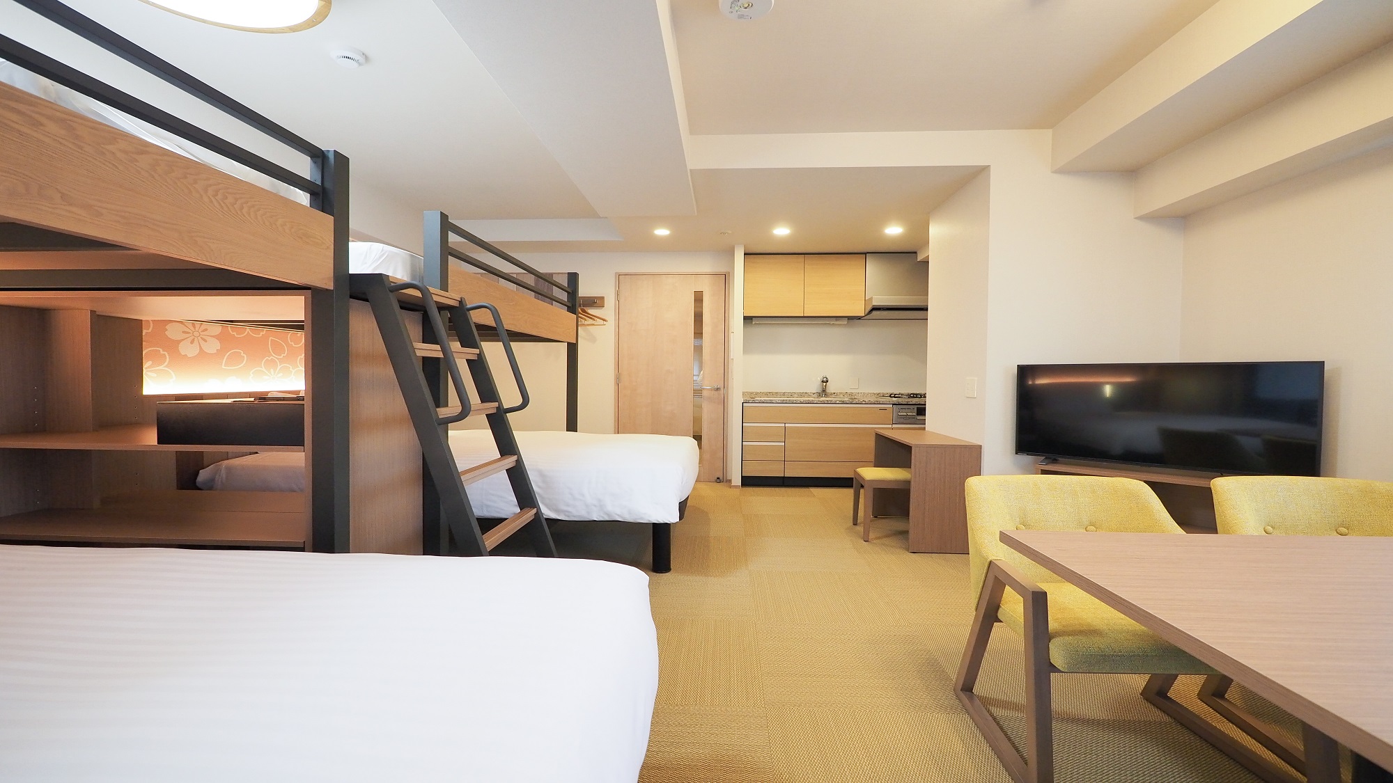 ツイン＆ロフトベッド ファミリールーム キッチン・洗濯機付き