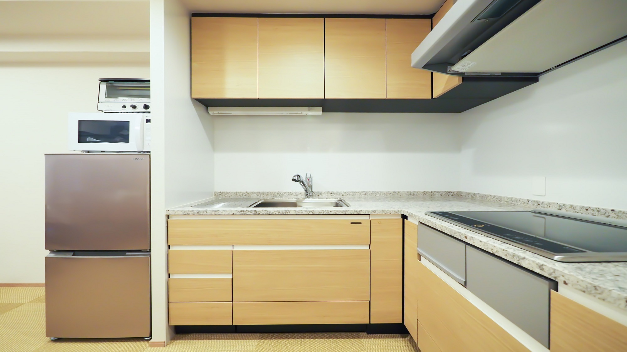 ダブル＆ロフトベッドルーム キッチン・洗濯機付き