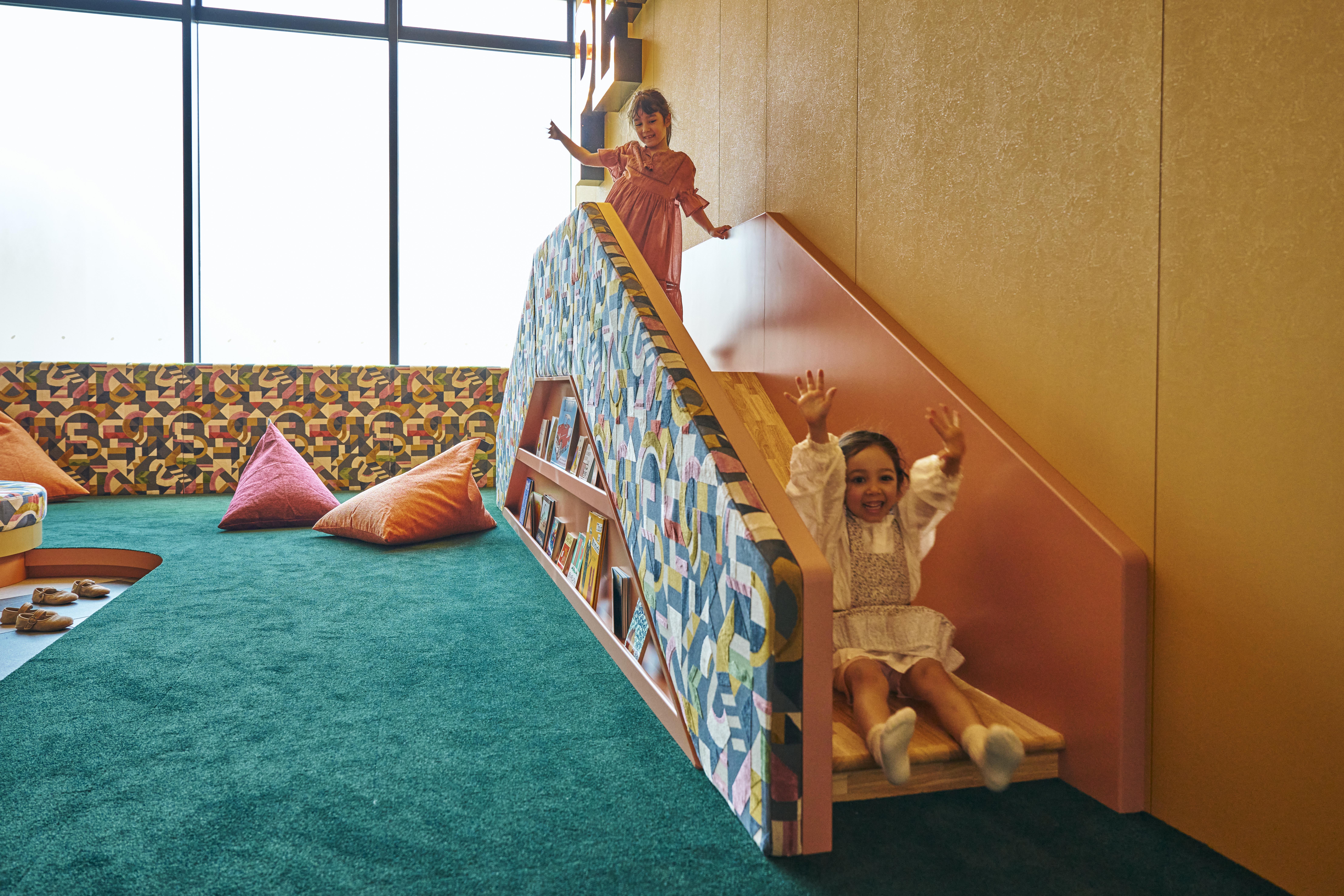 キッズスペースの滑り台