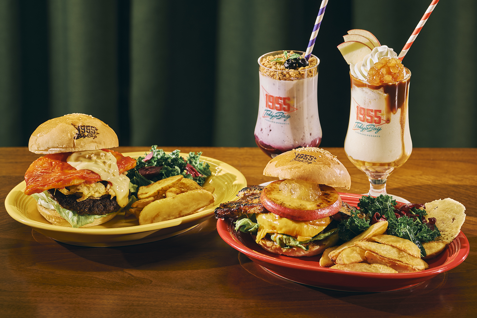 東西のハンバーガーとシェイク