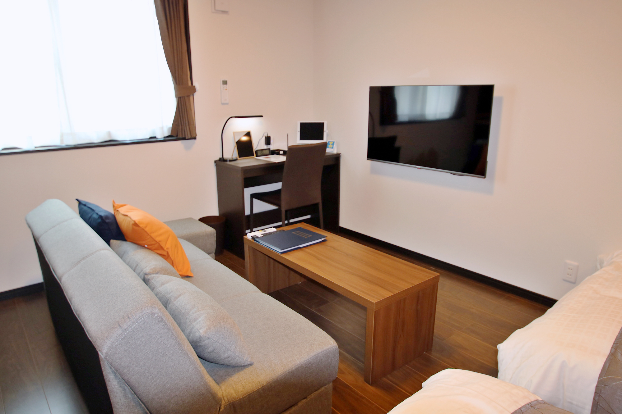 大型テレビとソファでゆっくりとおくつろぎいただけます。