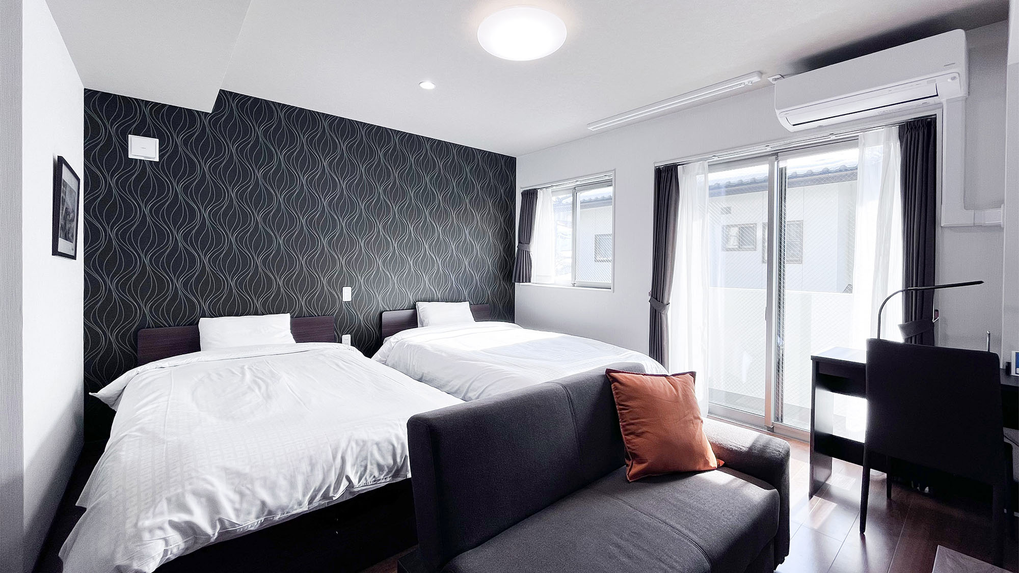 ・【ツインルーム】大きな窓から自然光が差し込みます。心地よい雰囲気で気持ちよくお過ごしいただけます