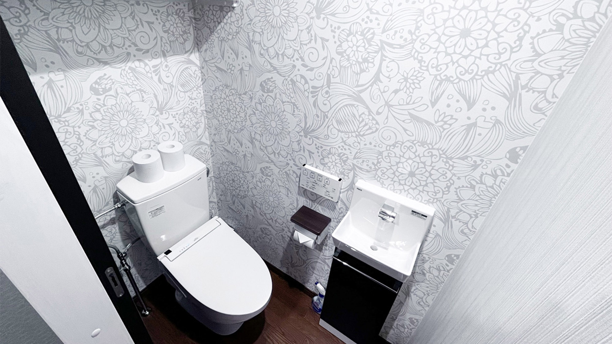 ・【ツインルーム／トイレ】トイレは温水洗浄機能付き。快適にご利用いただけます