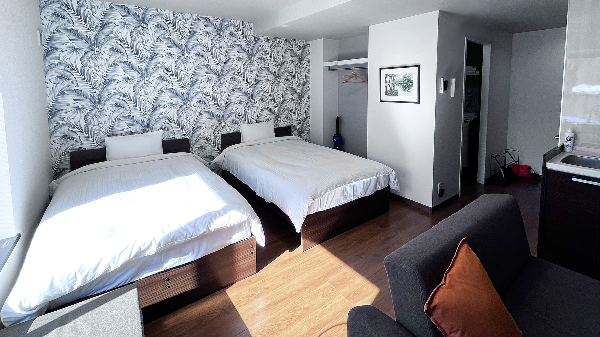 ・【ツインルーム】ゆったりお寛ぎいただける広さ。ご友人との旅行でものびのびお過ごしいただけます