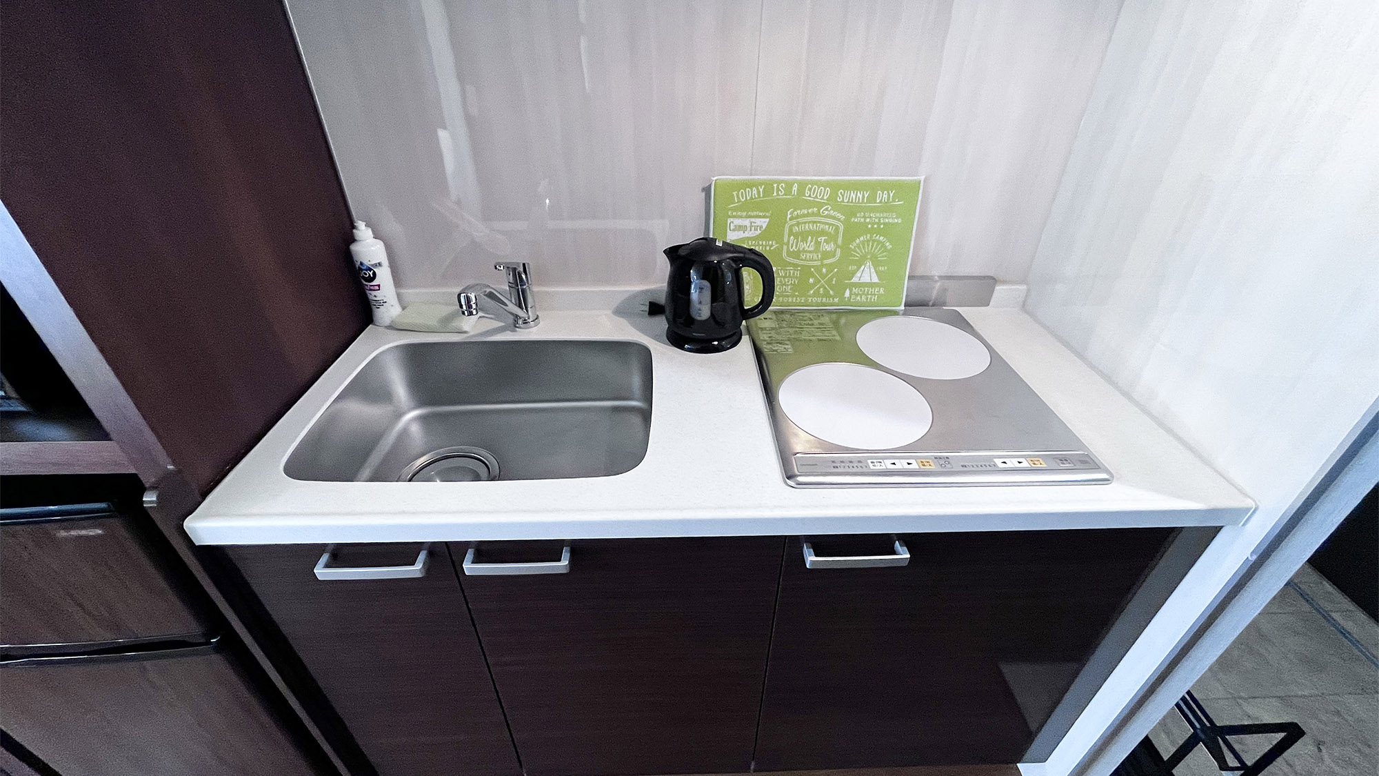 ・【キッチン】ミニキッチンながらコンロは2口完備です。シンクも大きめで快適にご利用いただけます