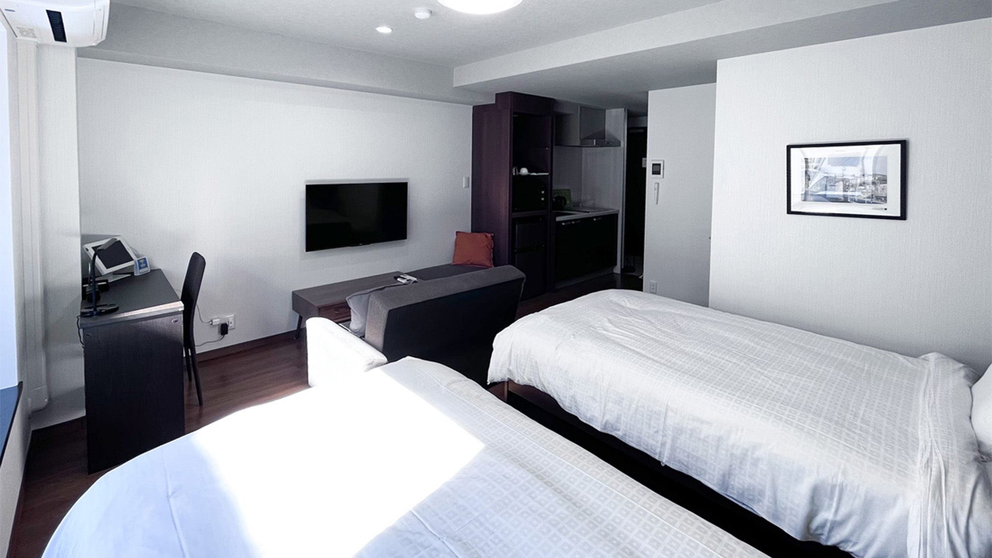 ・【ツインルーム】壁掛けテレビもございます。お連れ様との和気あいあいとした寛ぎ時間にご覧ください