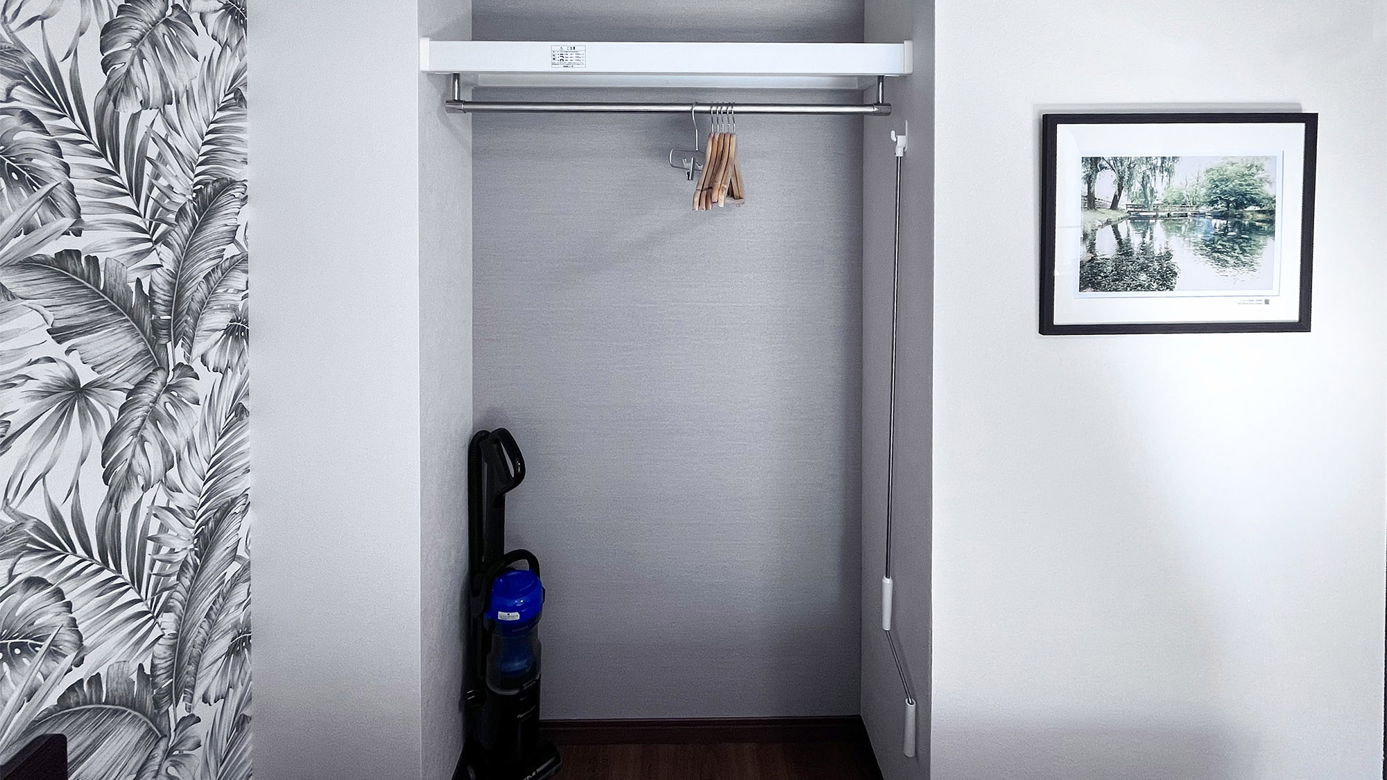 ・【ツインルーム】掃除機やハンガーのご用意もございます。大切なお洋服も畳むことなく保管いただけます