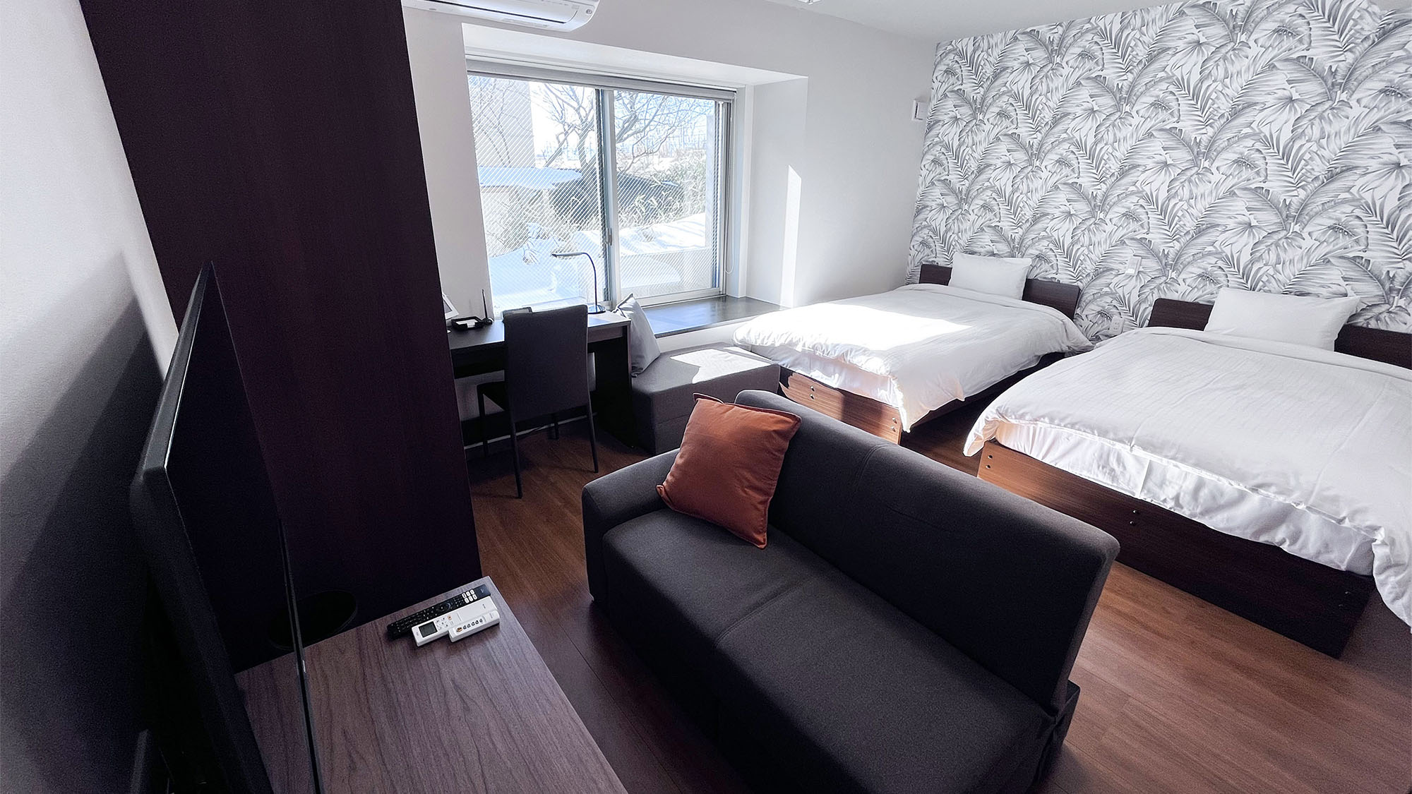 ・【ツインルーム】お部屋にはソファベッドを完備。最大3名様まで滞在可能でグループ旅行にもぴったりです