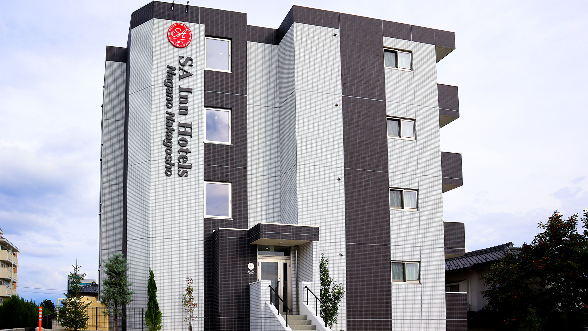 ・【外観】洗濯乾燥機や広々お風呂で快適にご滞在いただけます。連泊でも安心の充実設備のホテルです