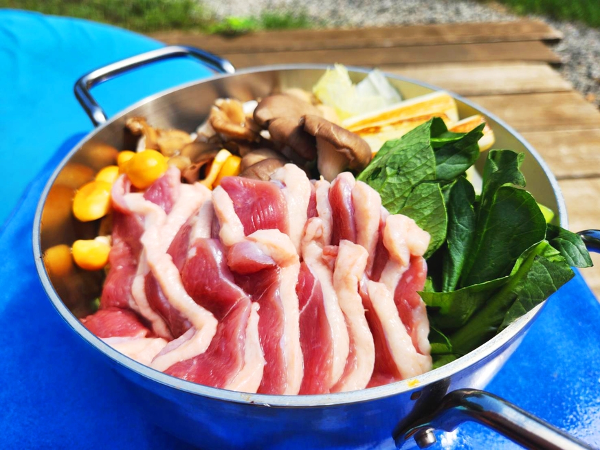 【夕・朝食付き】きのこ鴨鍋で秋グランピング