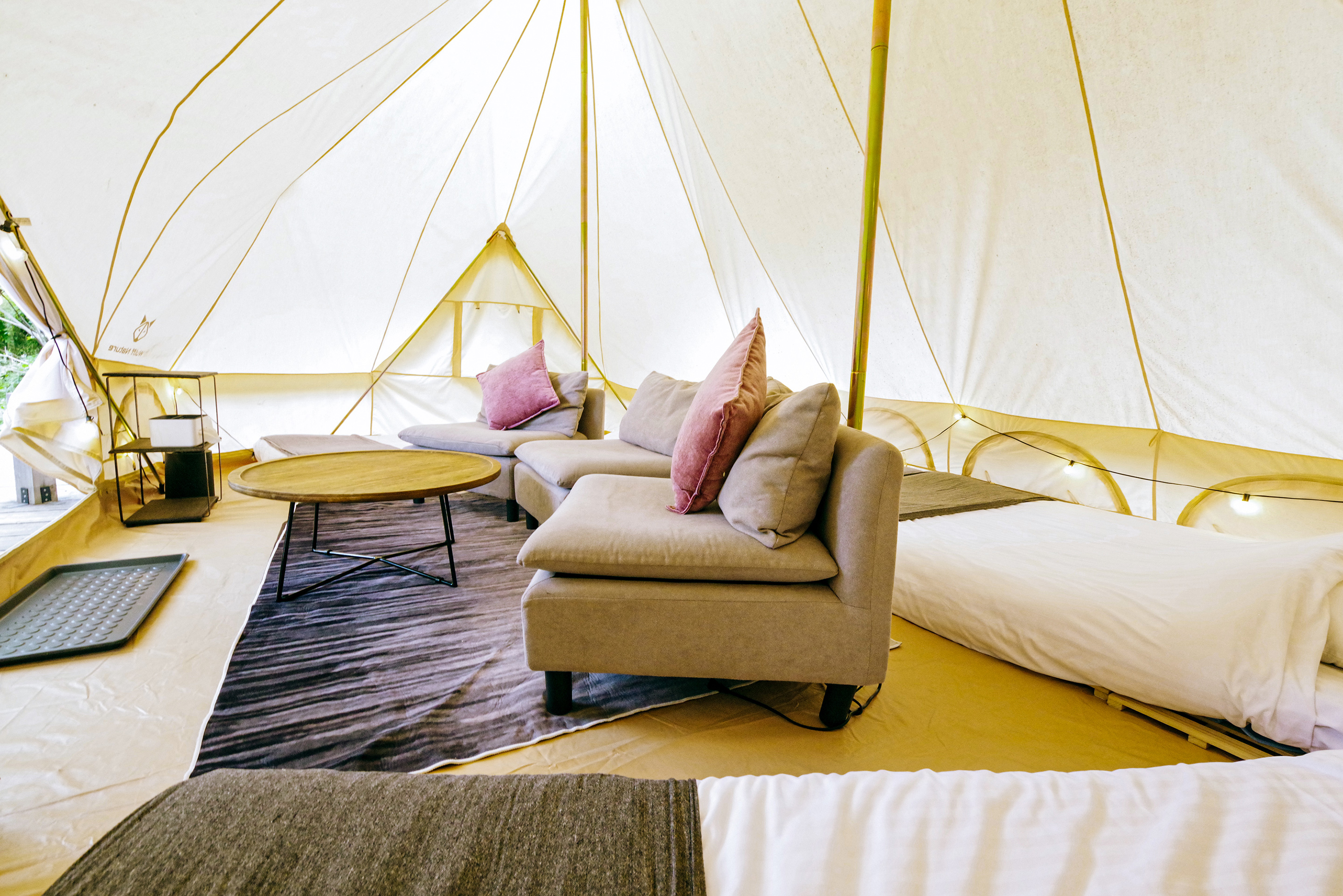 丘の上のスィートテント 内装