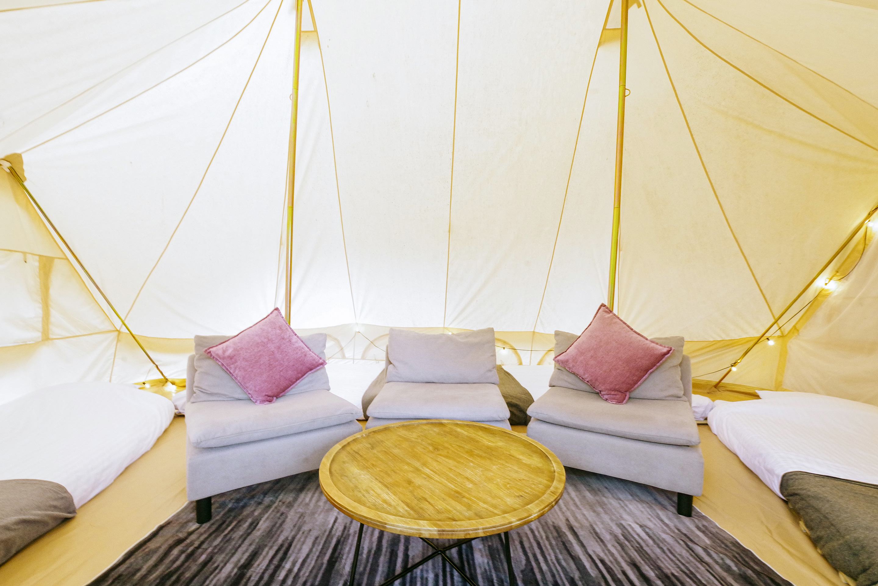 丘の上のスィートテント 内装