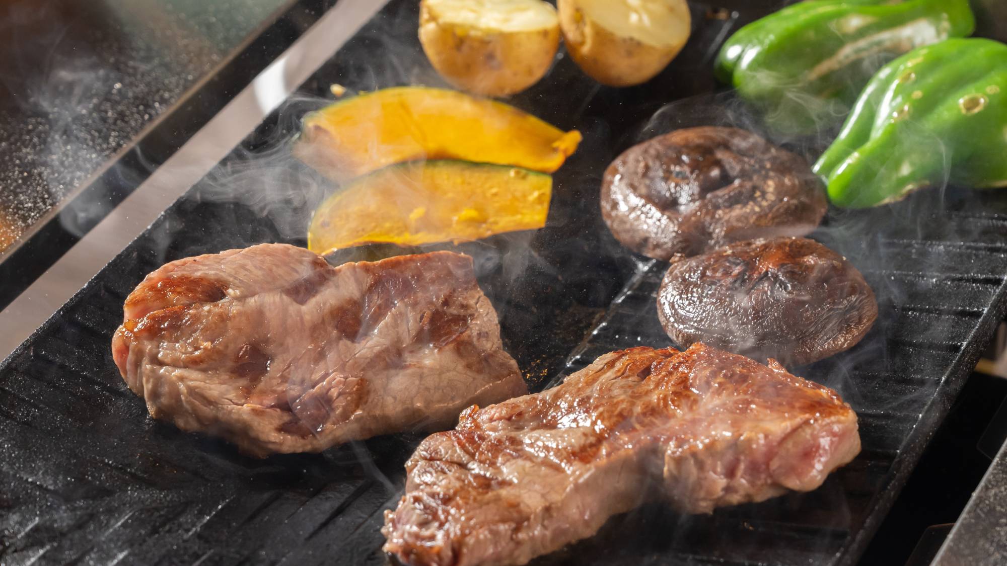 「ジュー」と焼ける肉の音、美味しそうな色に変化する食材たち。BBQの醍醐味を満喫♪