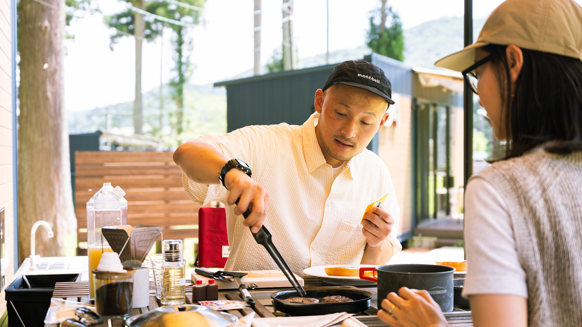 自分で焼いて、挟んで楽しむ【鹿チーズバーガー】朝の贅沢を味わいながら、自由な朝食体験を。