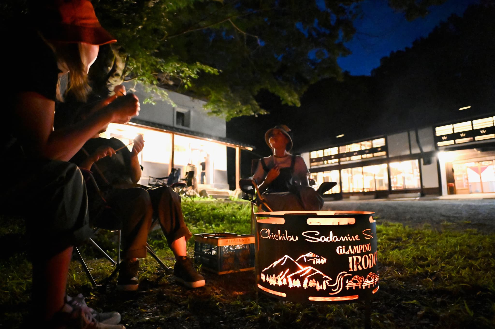 【古民家deキャンプ気分】夕食は屋外テラスでBBQ♪ 焚き火・清流で蛍観賞やニジマス掴み取りで満喫♪