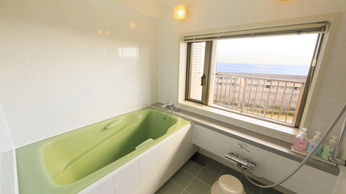 【Dタイプ一例】展望風呂の客室では伊豆高原の海が眺められます！※客室により異なります