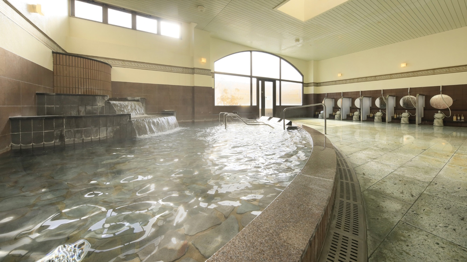 【大浴場】『対島温泉』は無色透明の温泉で、美肌効果が期待できるといわれています。