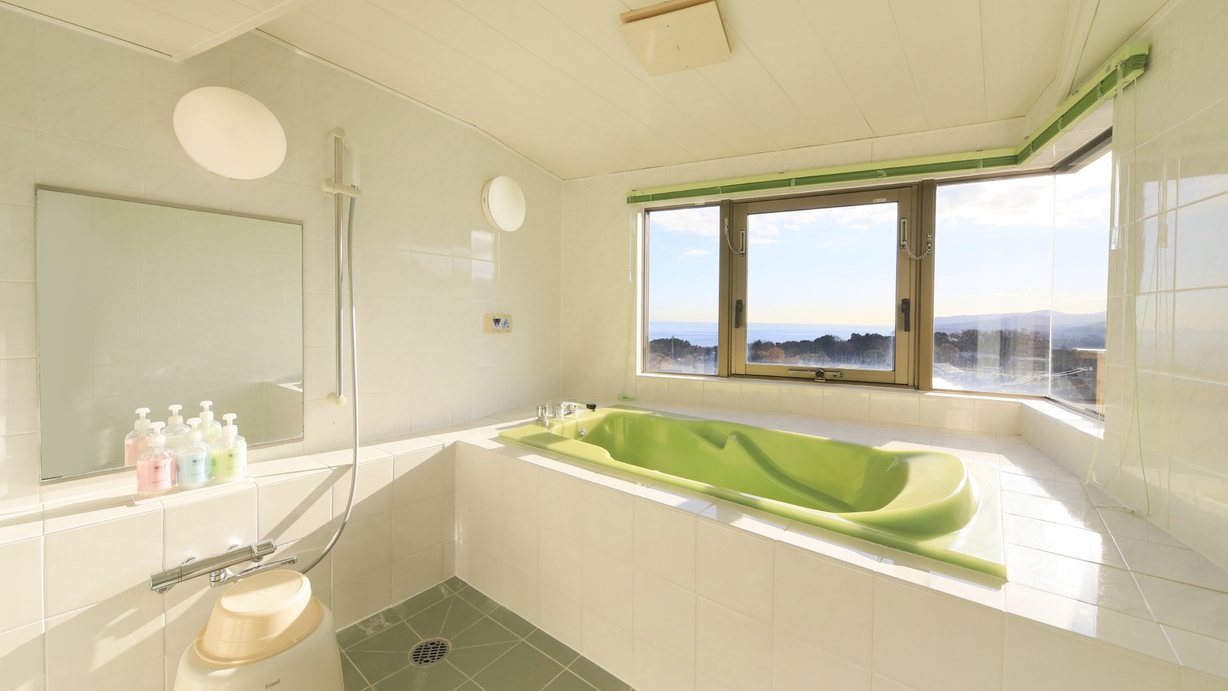 【Gタイプ一例】展望風呂の客室では伊豆高原の海が眺められます！※客室により異なります