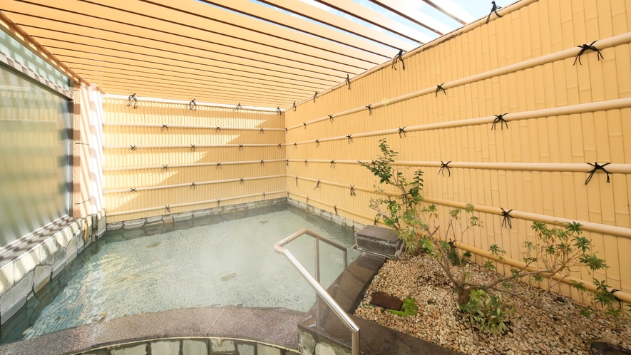 【大浴場】露天風呂：美肌効果が期待できる『対島温泉』をお楽しみくださいませ。