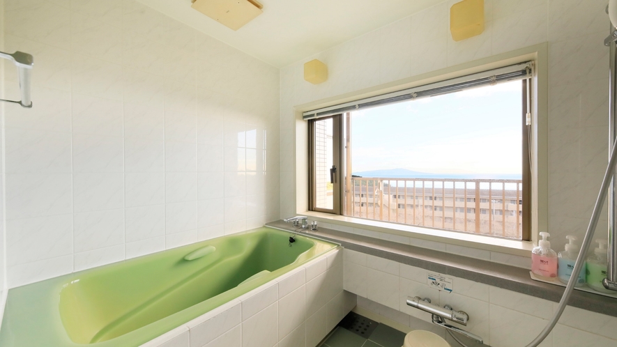 【Ddタイプ一例】展望風呂の客室では伊豆高原の海が眺められます！※客室により異なります