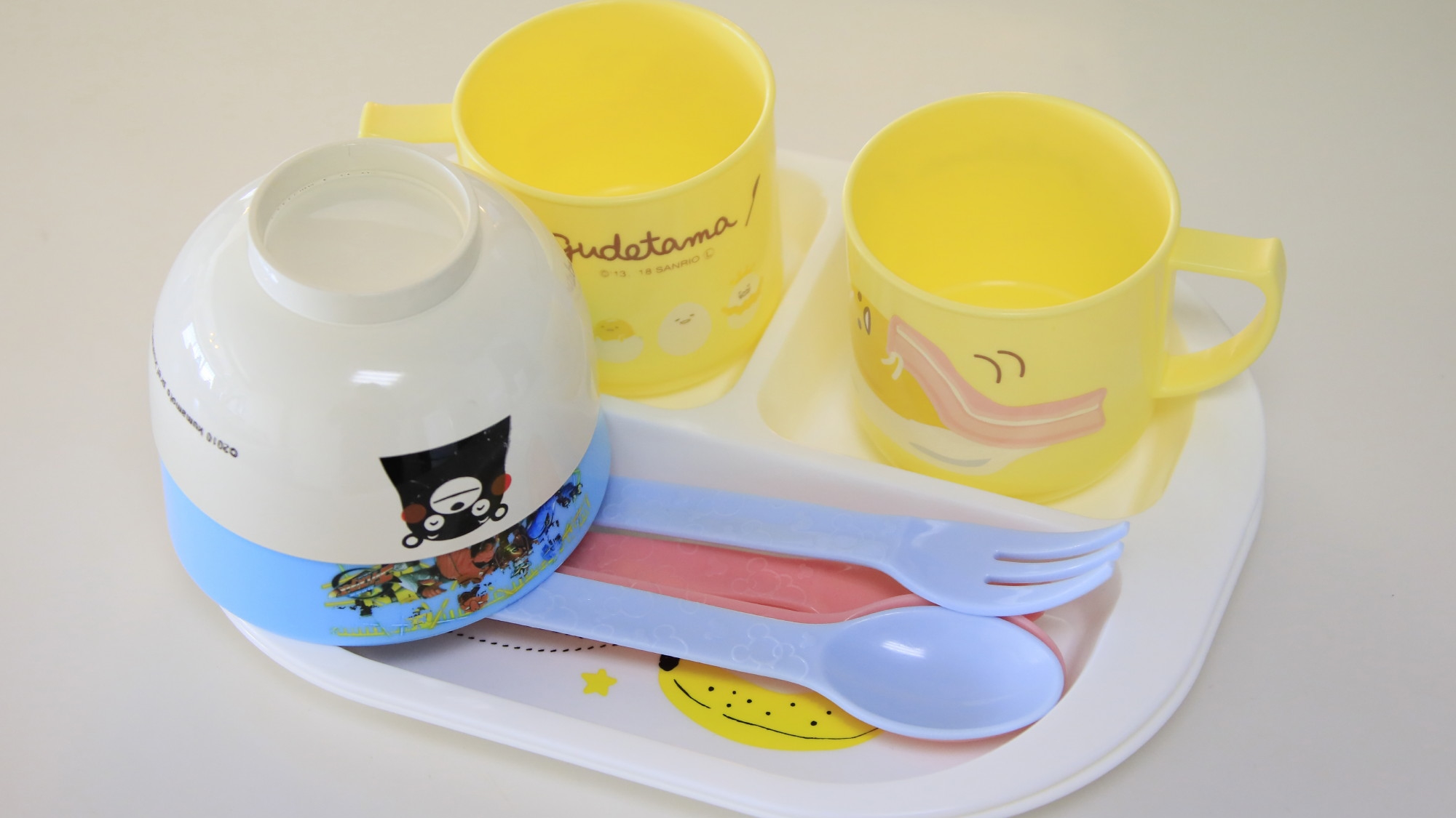 【客室備品】お子様用の食器・椅子・スリッパのご用意がございます。