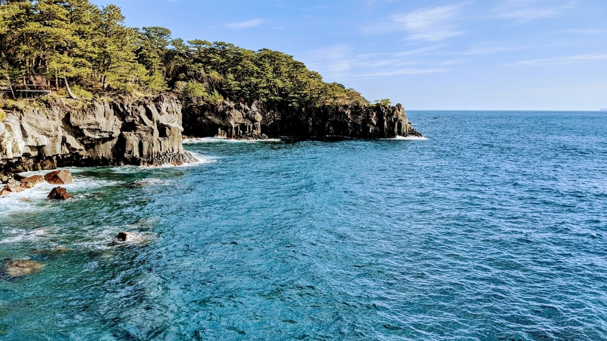 【城ヶ崎海岸】自然の神秘が創り出した壮大な景色をご覧いただけます（当館より車で約10分）