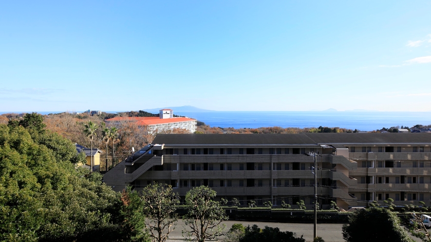 【Sタイプ一例】天気のいい日には客室から伊豆大島が見えます。※客室により異なる