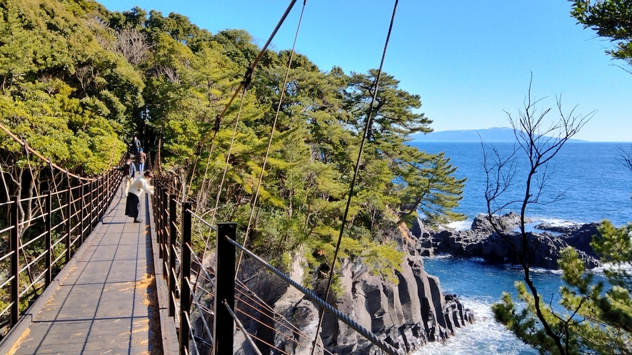 【城ヶ崎海岸】自然の神秘が創り出した壮大な景色をご覧いただけます（当館より車で約10分）