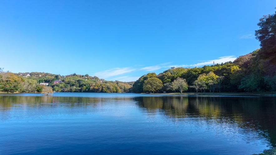 【一碧湖】「伊豆の瞳」と呼ばれ、四季折々の景色が堪能できる美しい湖です（当館より車で約8分）