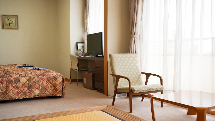 【和洋室】洋室に畳の部屋が付いた広めの和洋室もご用意しております。