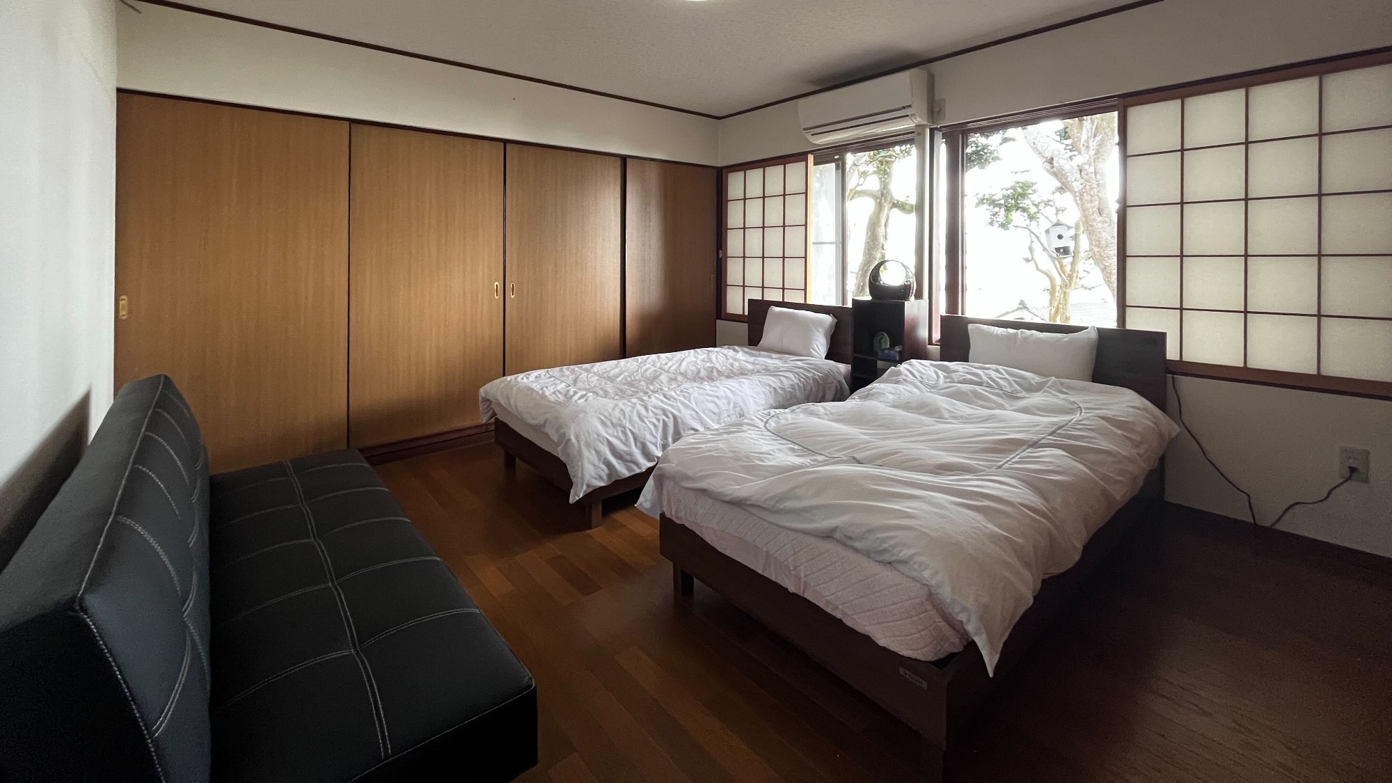 寝室_ソファーをベッドにして3名様がお泊りになれるお部屋です。