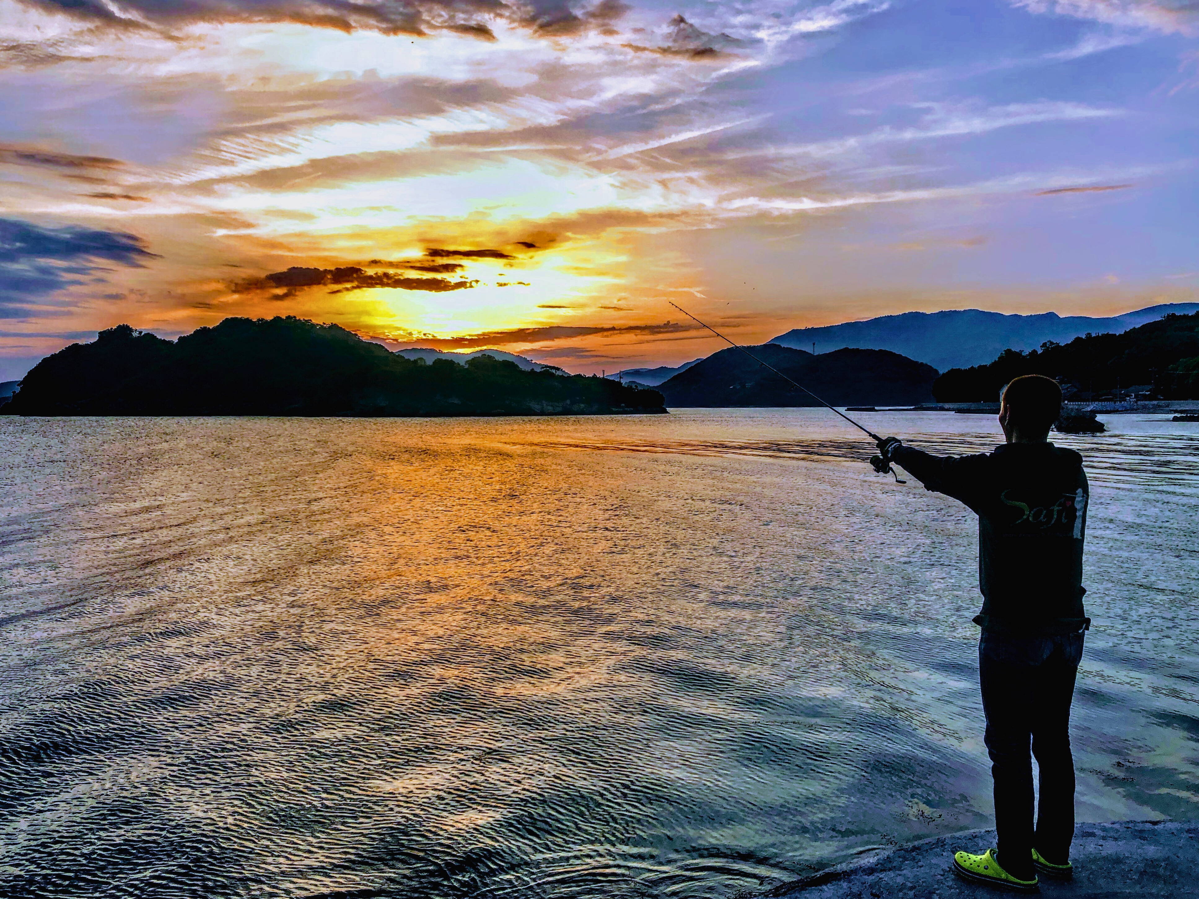 朝と夕のマズメ時、投げれば何かが釣れるかもしれません