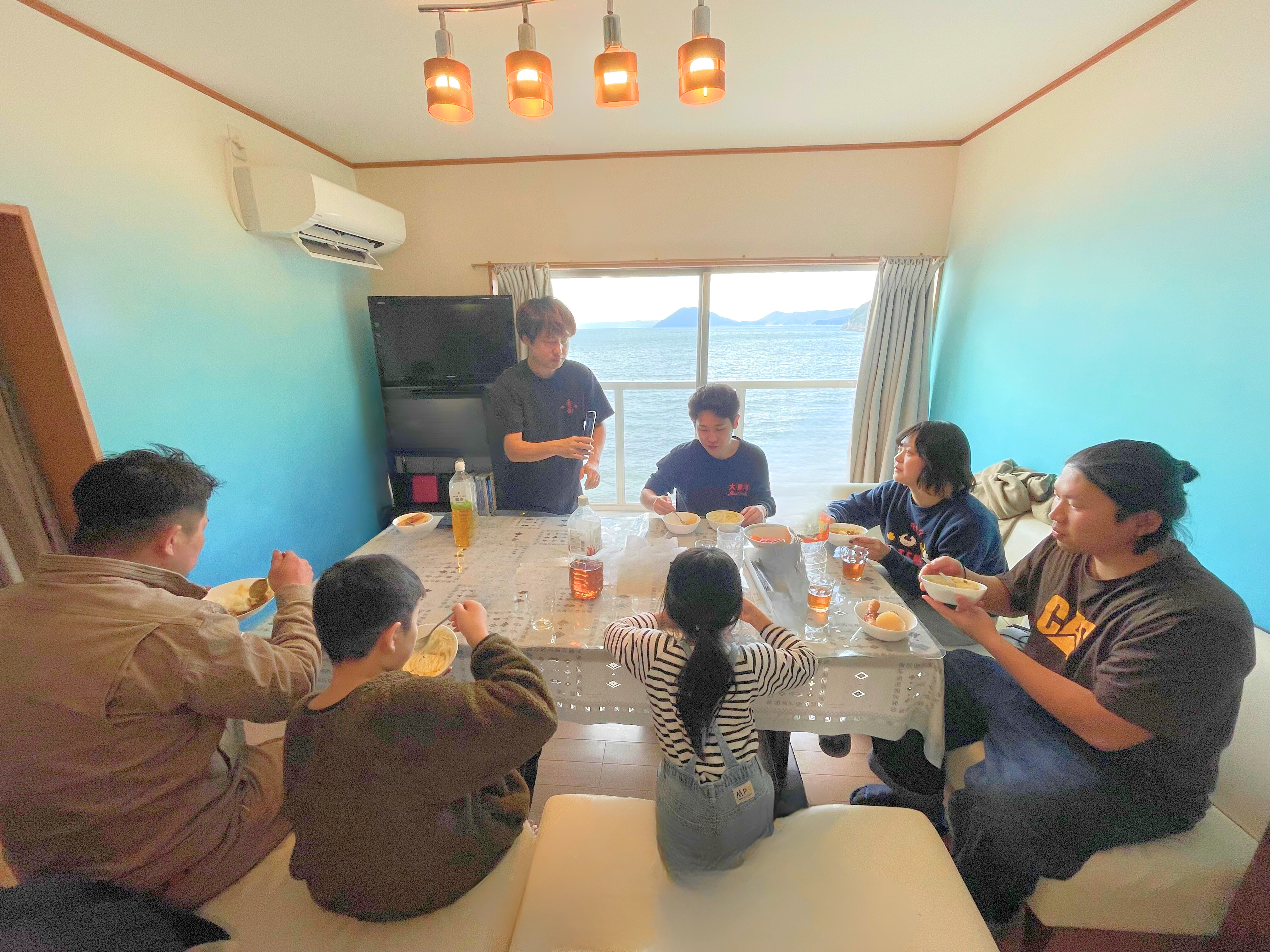 みんなで囲む食事は、格別に美味しいですね