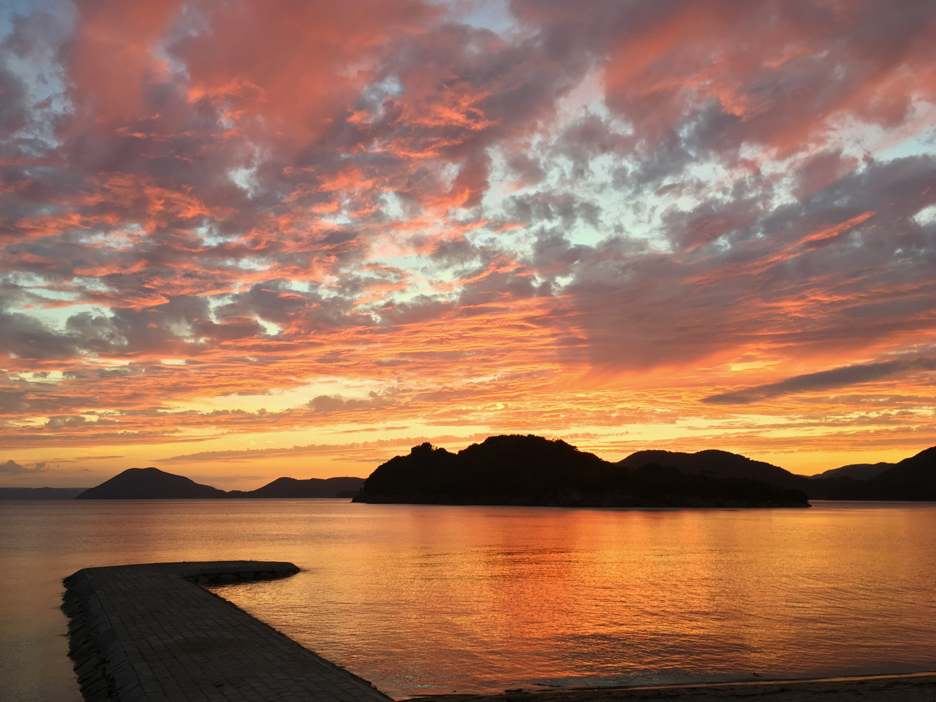 海に映る空の色を、皆で共に楽しむ贅沢なひととき。