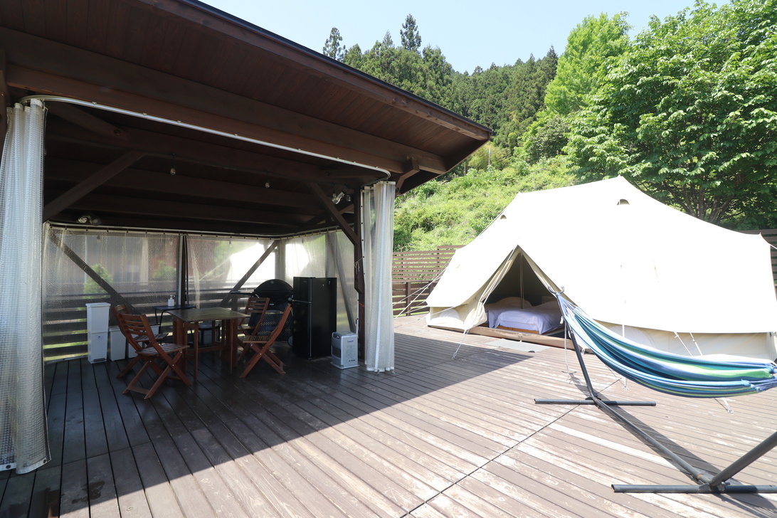 GLAMPING FIELD