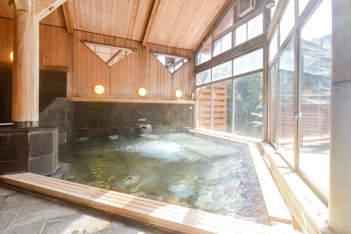 隣接するさわらびの湯