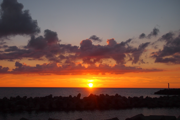 赤崎の海に沈む夕日