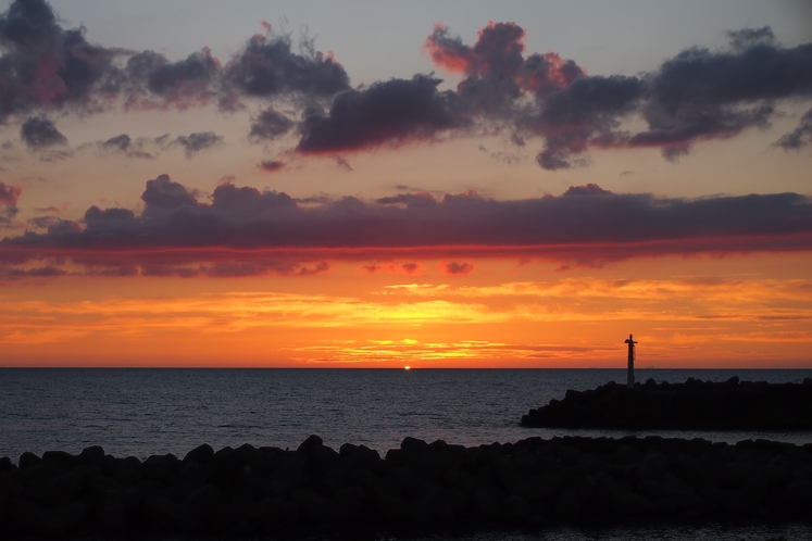 夕日と灯台