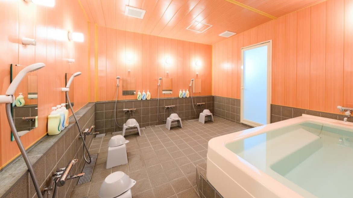 大浴場（男性専用）は16時30分からご利用いただけます。2階に女性専用シャワーブースあり。