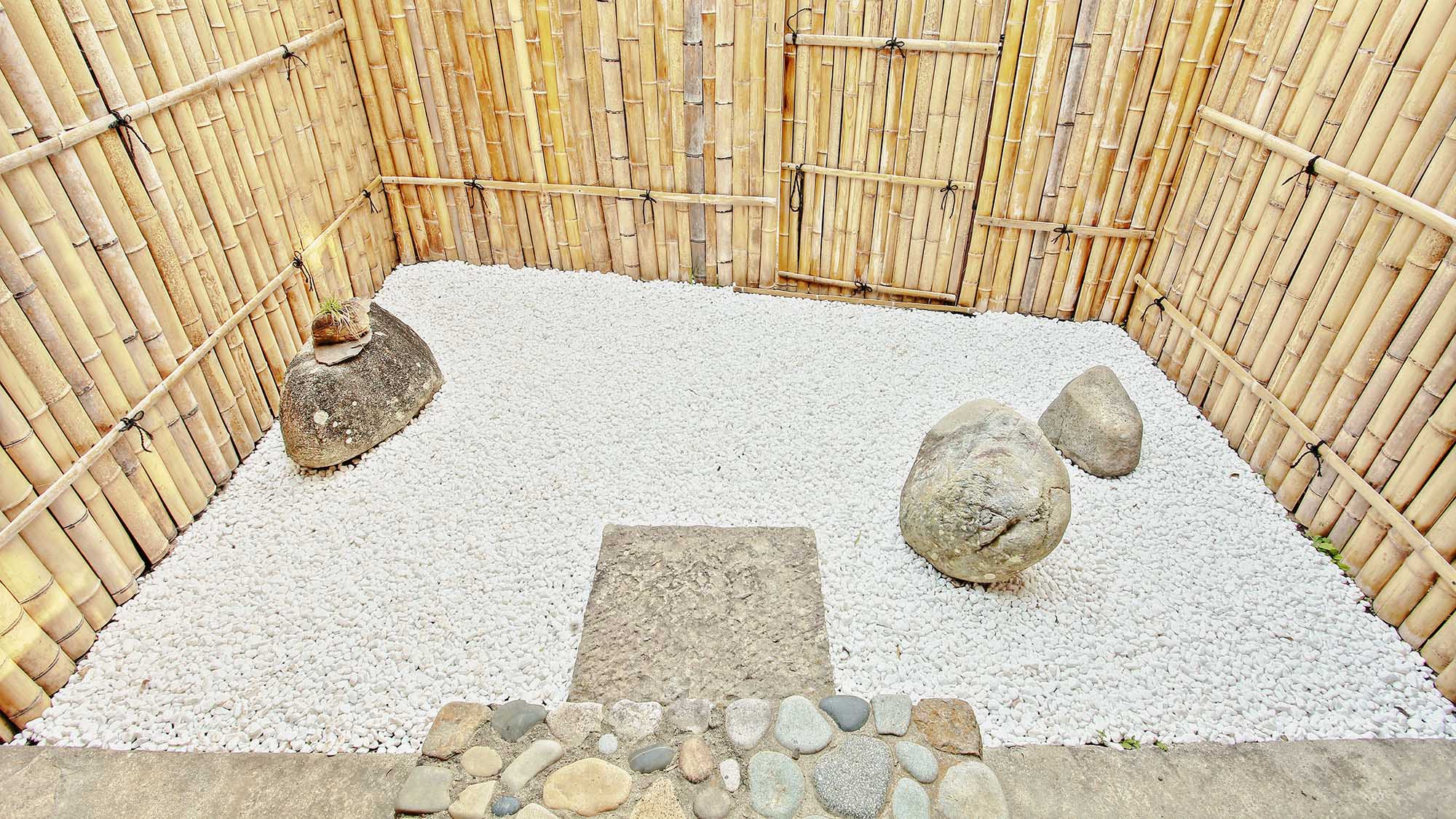・【庭】白玉石が敷き詰められた庭。お部屋から日本の趣を感じていただけます
