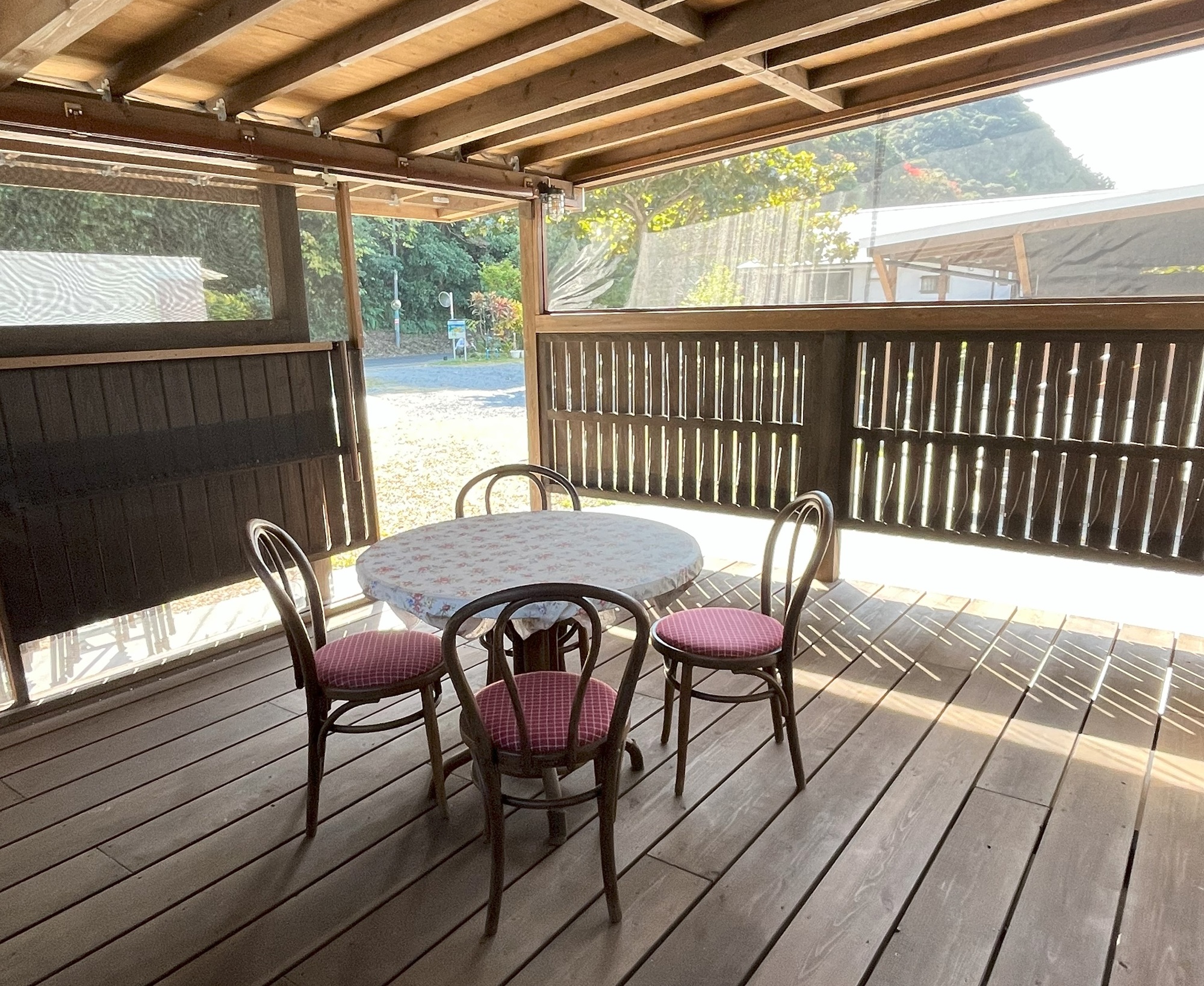 villa4・ウッドデッキでホッとコーヒータイム蚊帳張りなので虫の心配なし♡