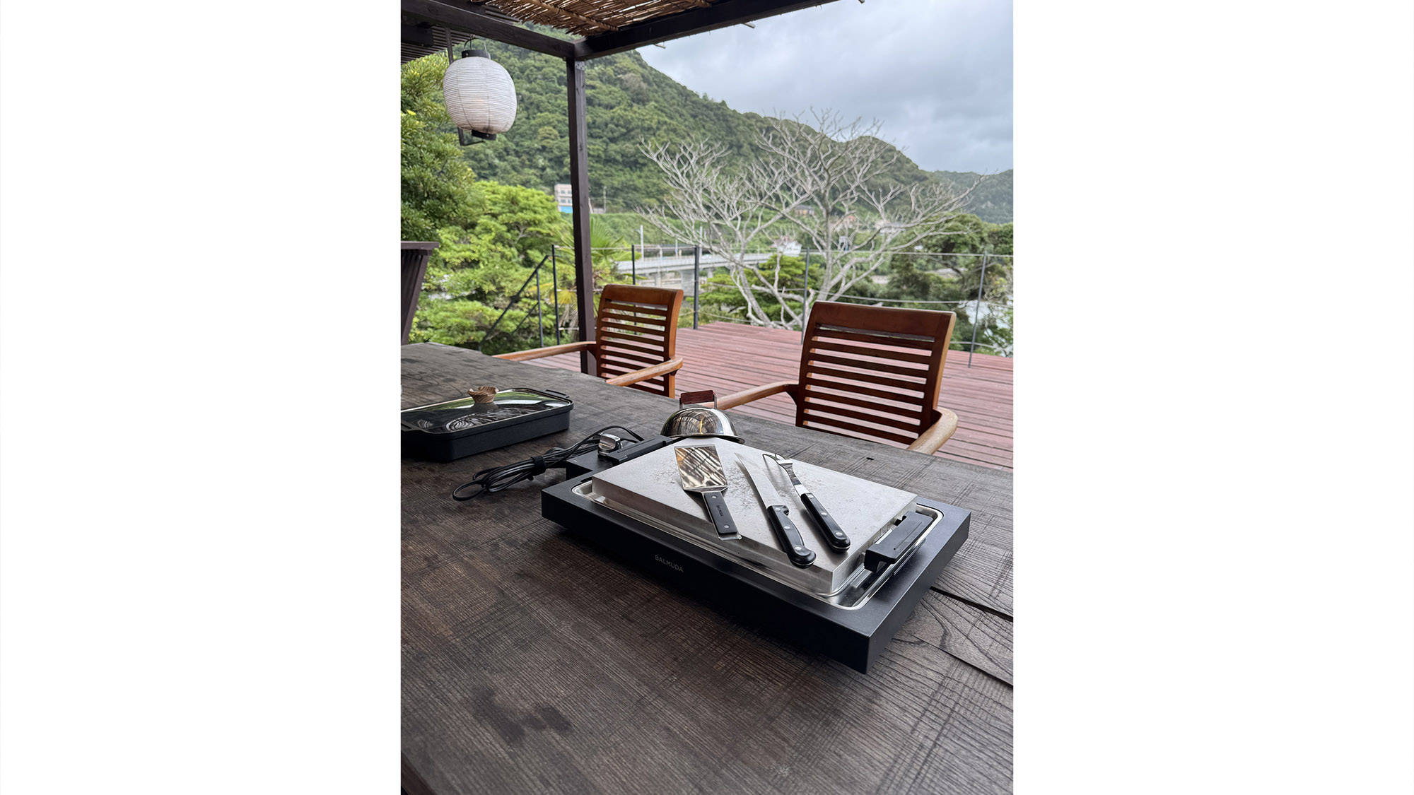 ・【テラス】海も山も眺められる贅沢空間。夏季以外はお過ごし頂く為の防寒着をご用意下さい