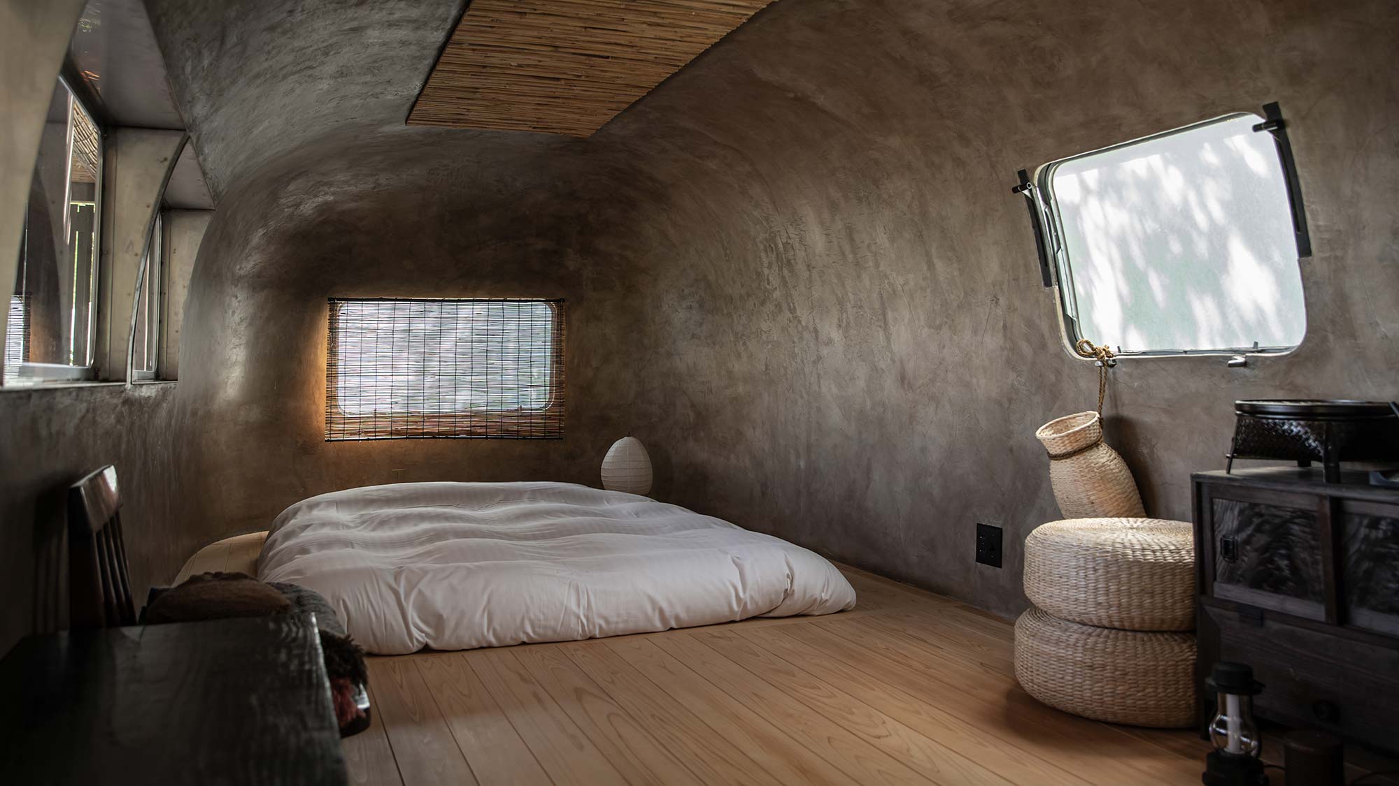 ・【客室/ベッド】檜を使った床に、竹を使った天井。和のエッセンスを取り入れた唯一無二のベッドルーム