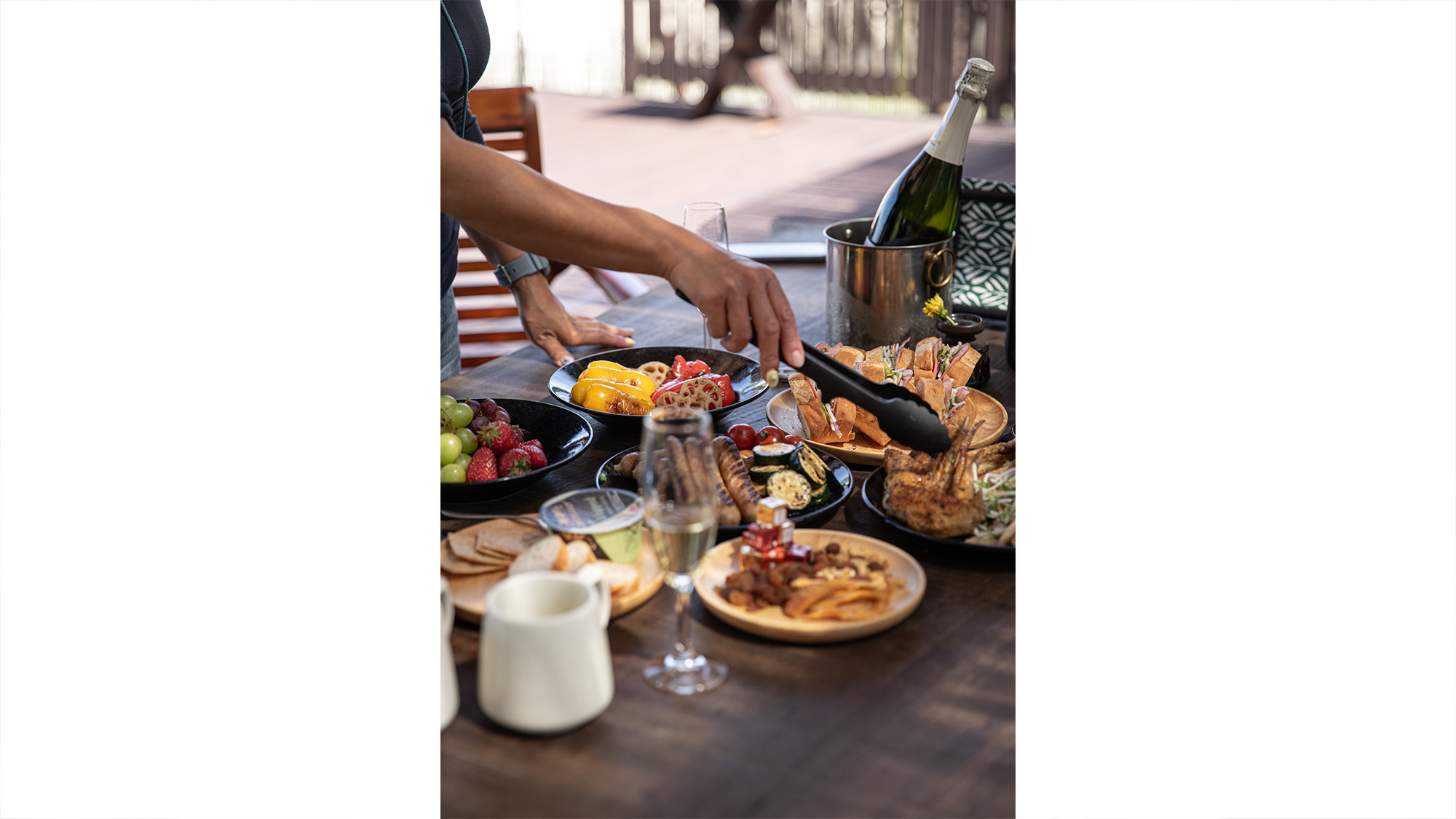 ・【テラス】仲間と恋人と、大切な人と食事の時間。地域おすすめの食材調達先をご紹介可能です