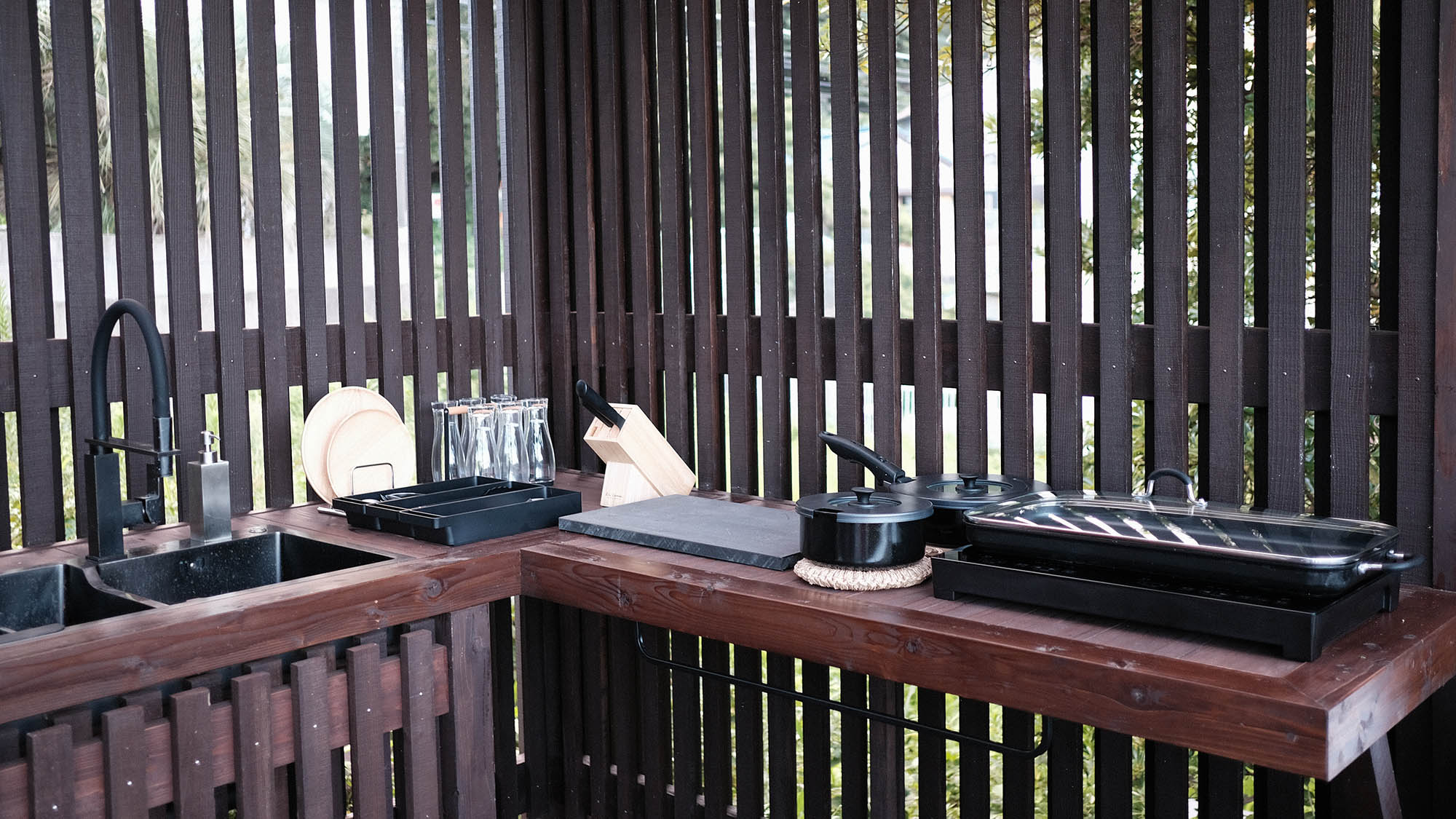 ・【キッチン】オーシャンビューでのクッキングを是非お愉しみください