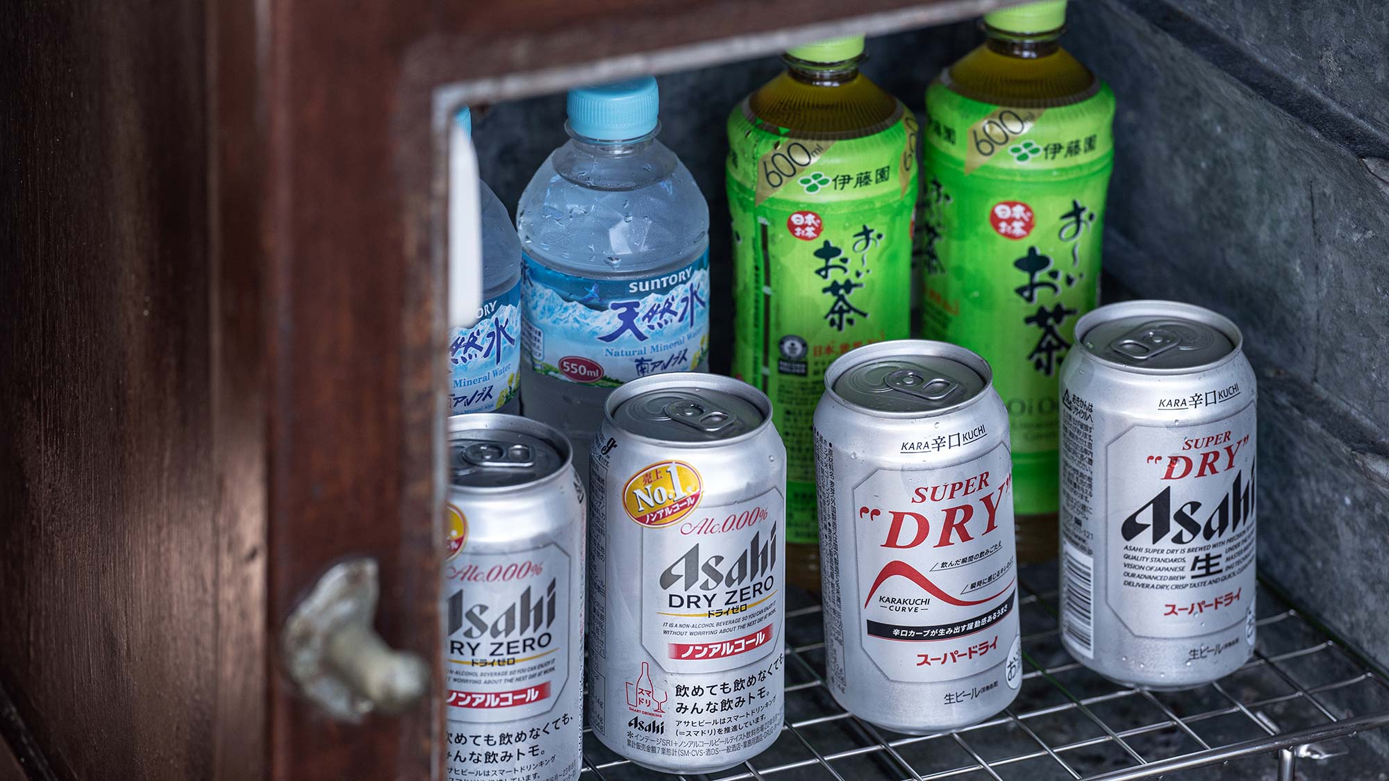 ・【キッチン/冷蔵庫】レトロな日本製の冷蔵庫。ドリンクを冷えたままお召し上がりいただけます