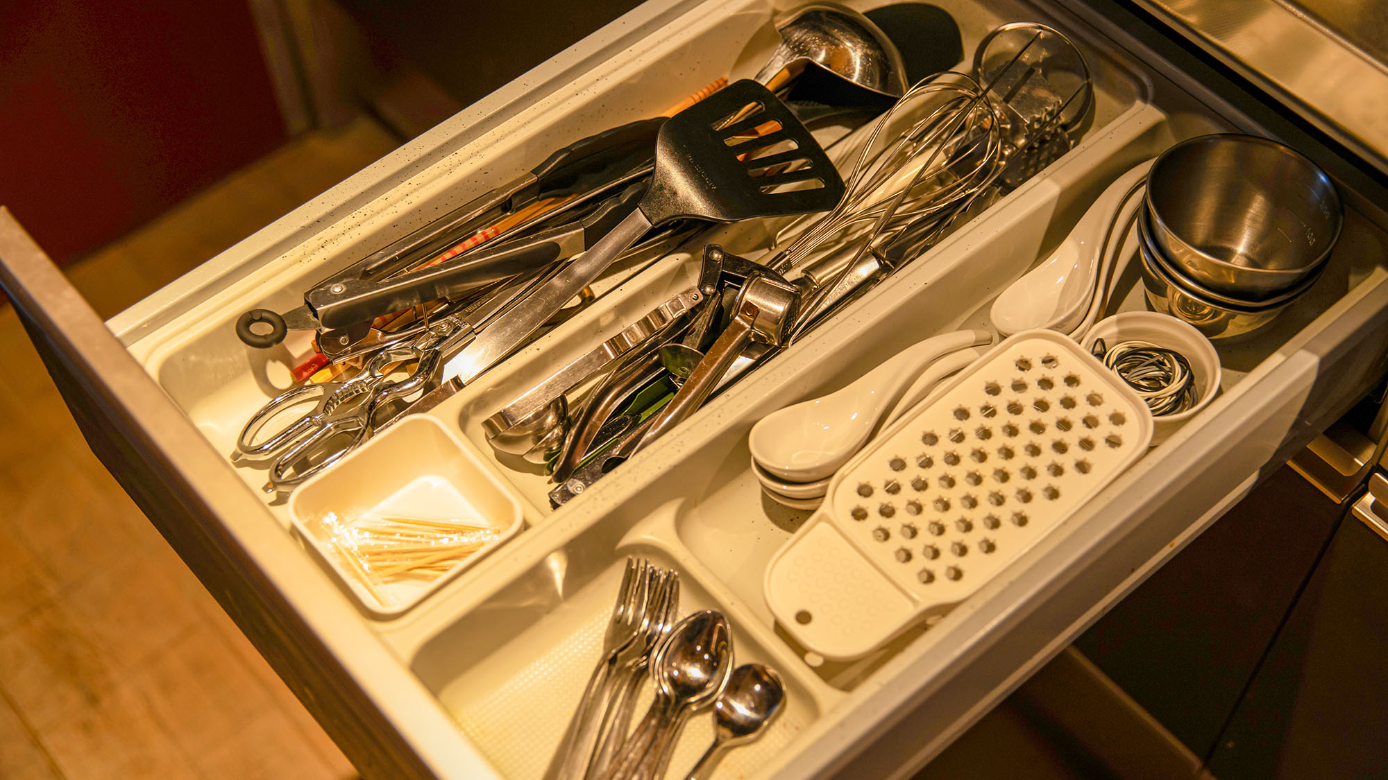 ・【キッチン】カトラリー類も充実の品揃え。大切な人とセルフクッキングをお楽しみください