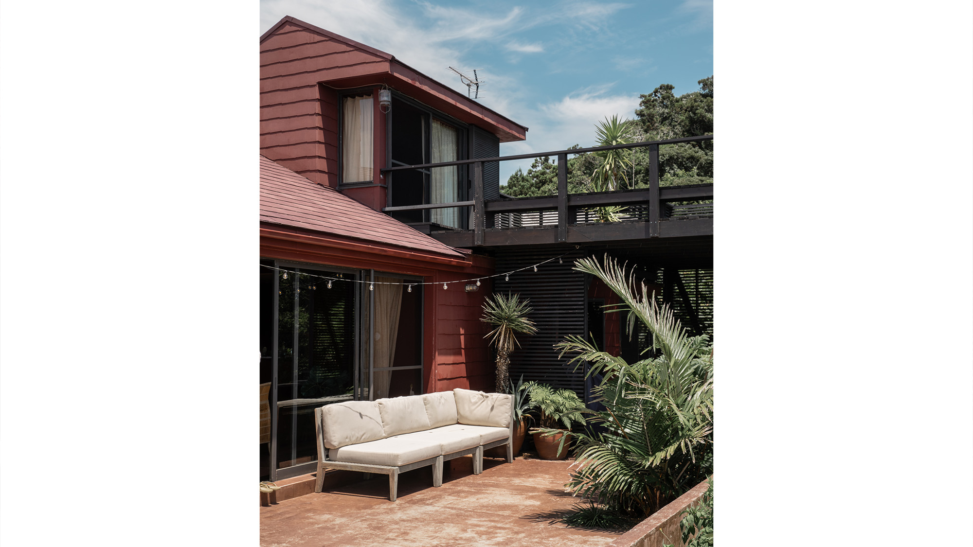 ・【テラス】目の前には部原海岸。多くのサーファーで賑わっています